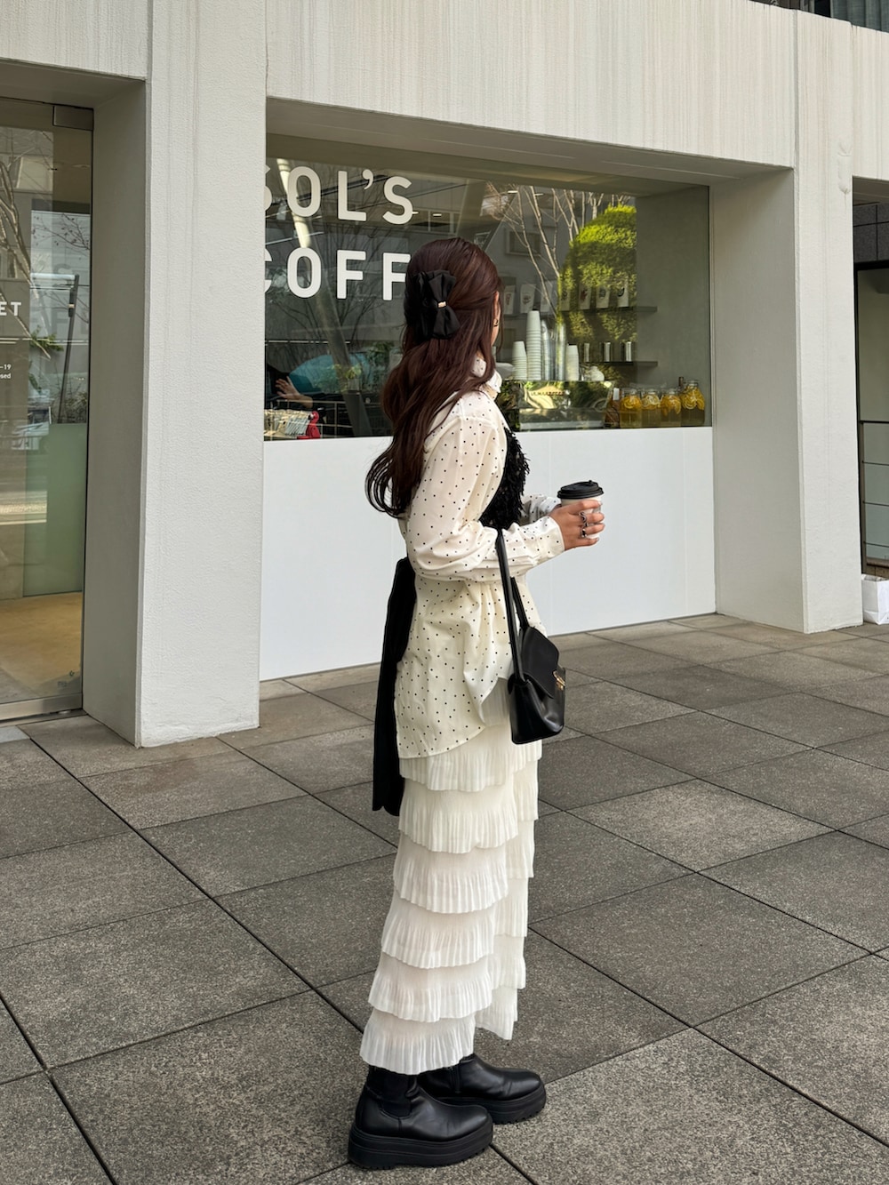 ホワイト系のシャツ/ブラウス、ホワイト系のスカートを着用したレディースの春コーディネートの3枚目の写真