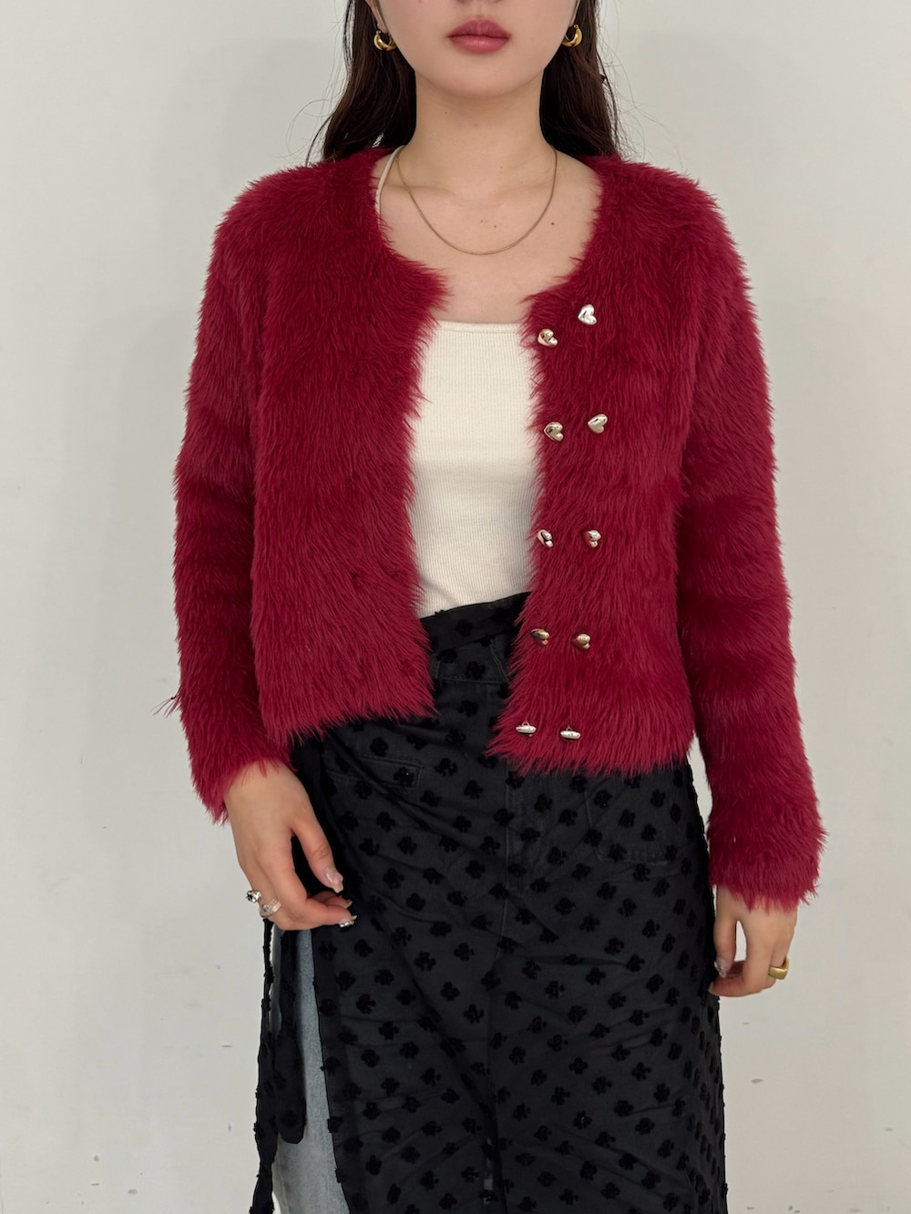 ブラウン系のショルダーバッグ、ホワイト系のスカート、レッド系のカーディガン/ボレロを着用したレディースの春コーディネートの5枚目の写真