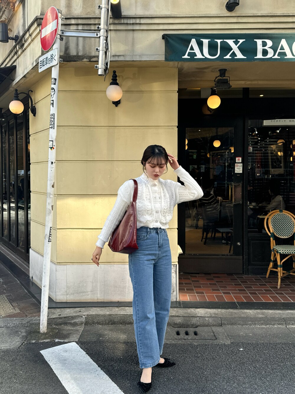 ホワイト系のカーディガン/ボレロ、レッド系のショルダーバッグを着用したレディースの春コーディネートの2枚目の写真