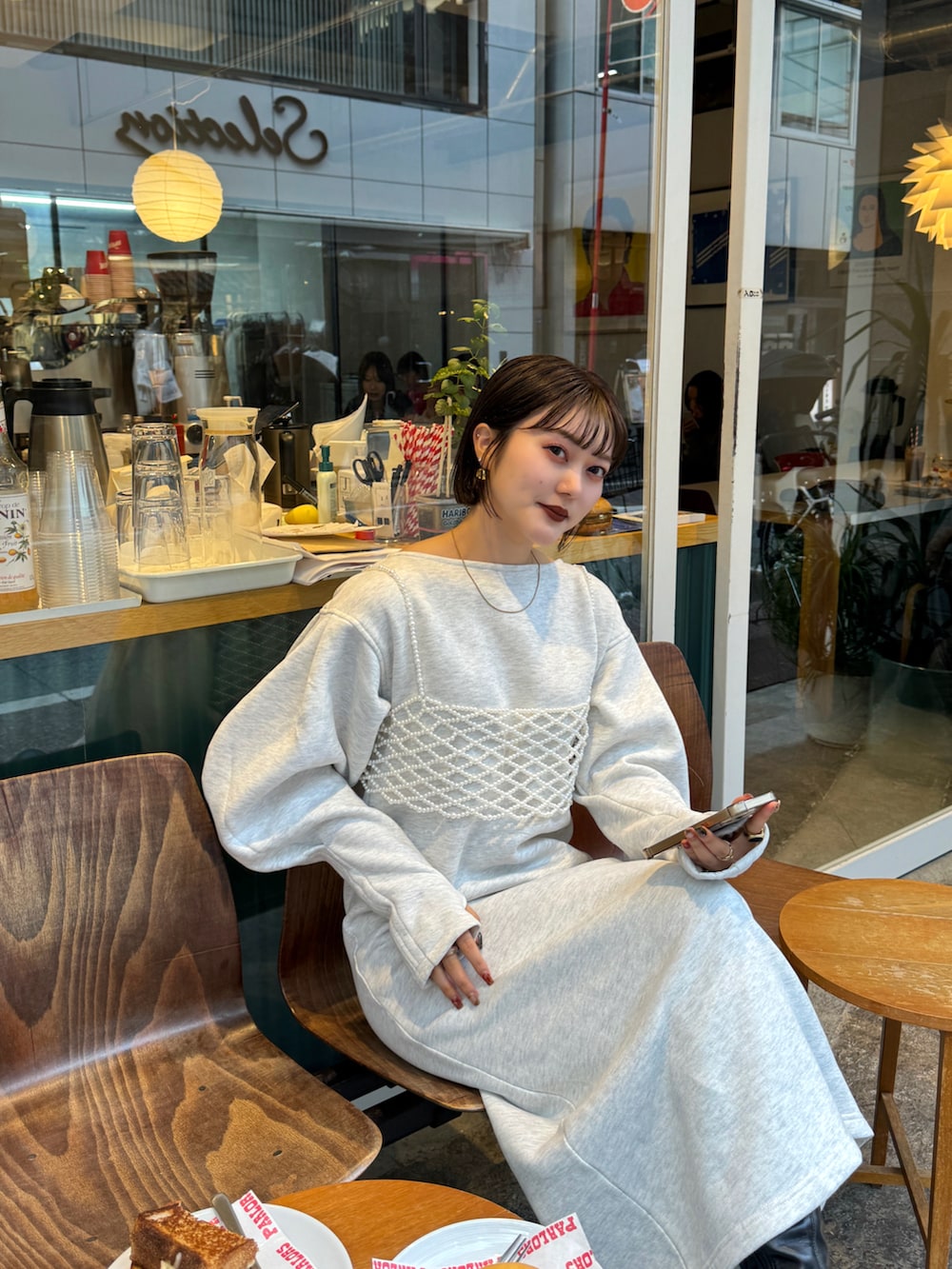 ホワイト系のその他トップス、ベージュ系のワンピース、ブラック系のブーツを着用したレディースの冬コーディネートの4枚目の写真