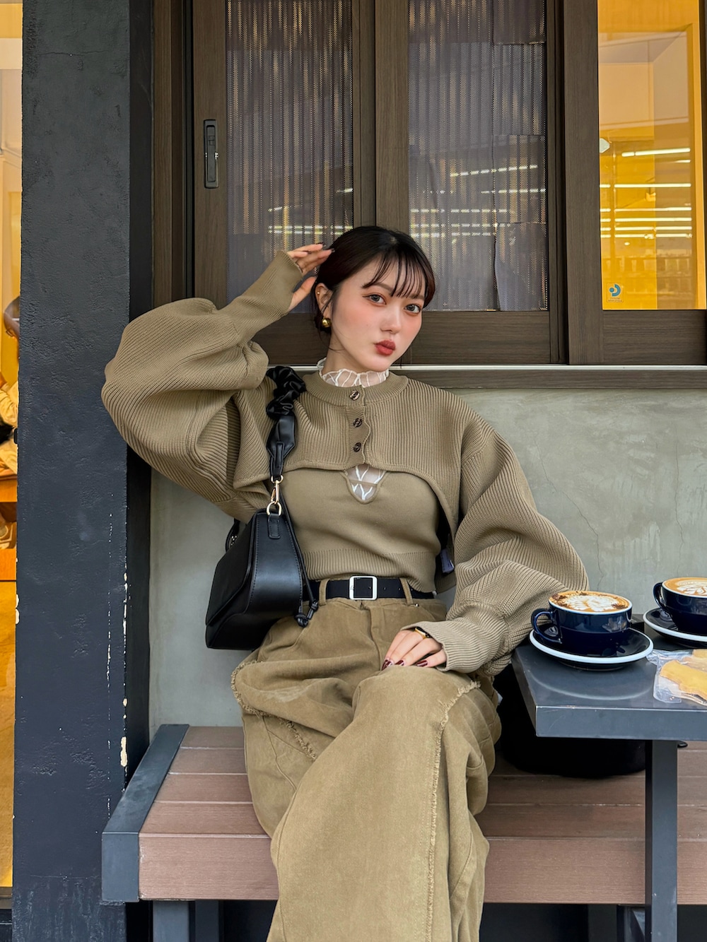 ホワイト系のカーディガン/ボレロ、ブラウン系のハンドバッグを着用したレディースの秋コーディネートの5枚目の写真