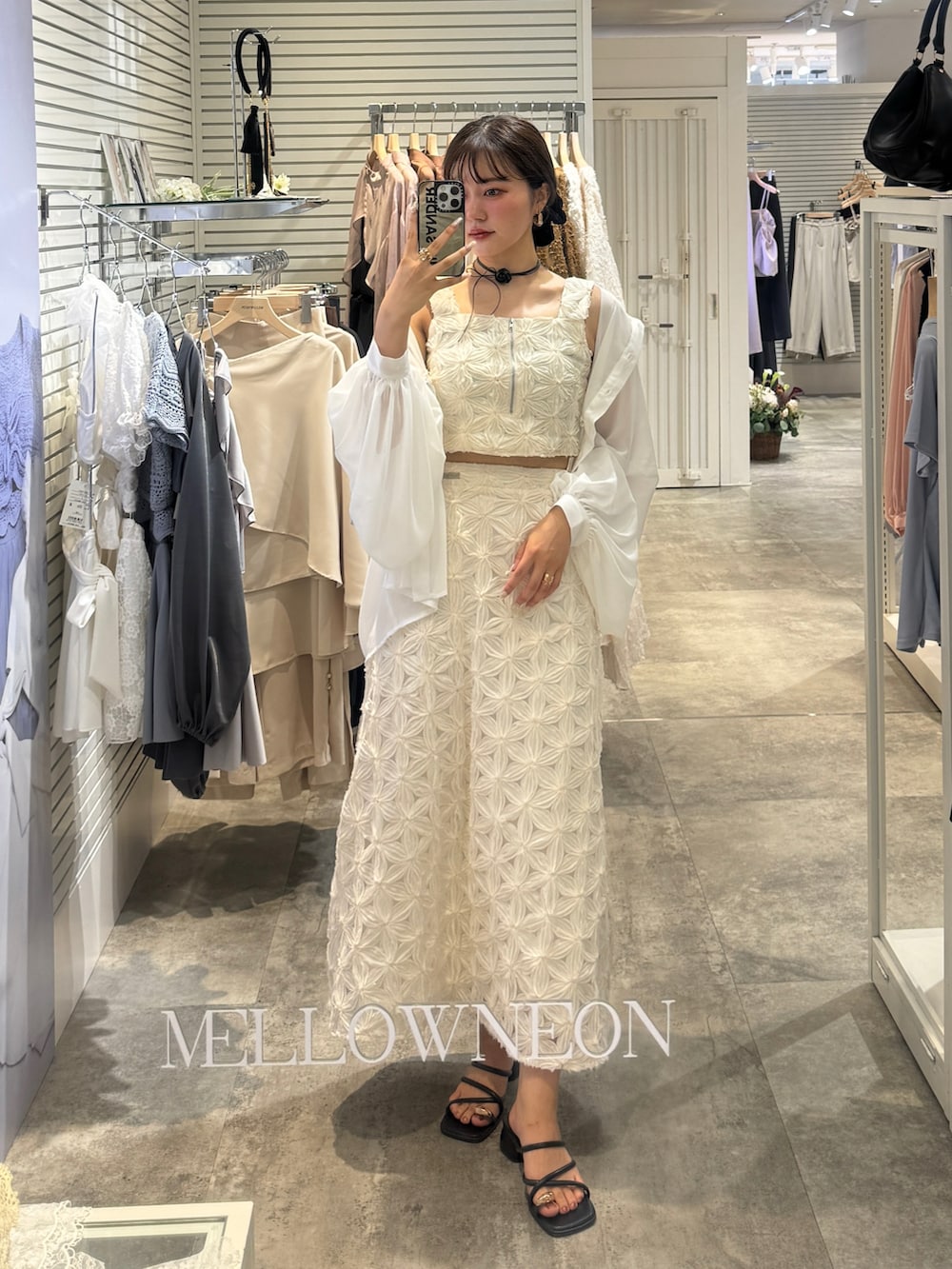 ホワイト系のシャツ/ブラウス、ホワイト系のワンピース、ブラック系のサンダルを着用したレディースの夏コーディネートの2枚目の写真