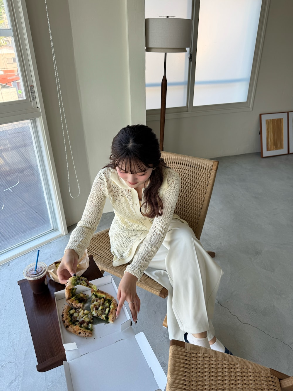 ホワイト系のポロシャツを着用したレディースの夏コーディネートの4枚目の写真