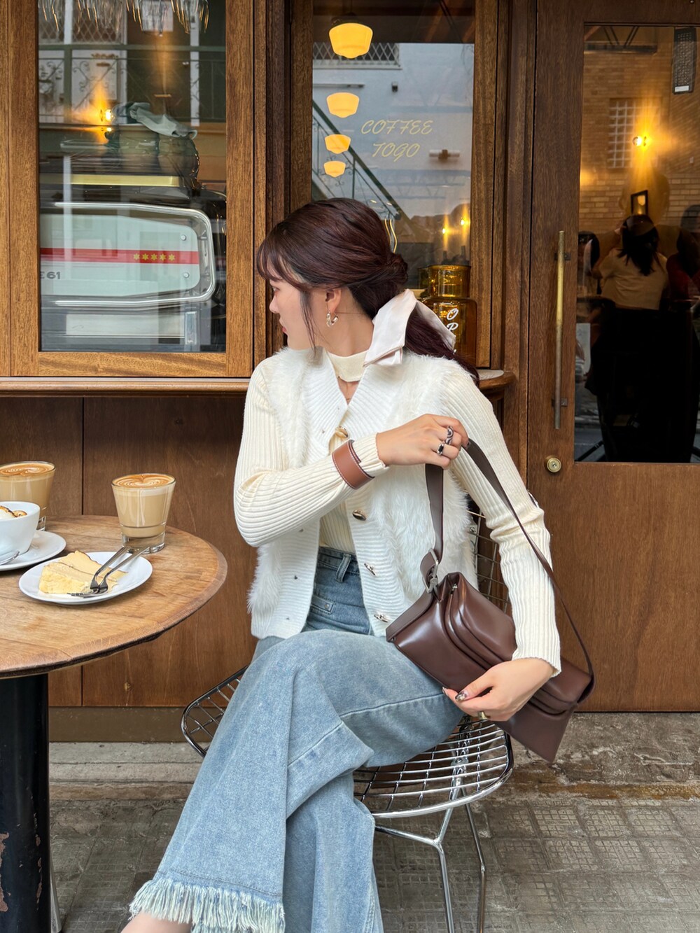 ベージュ系のニット/セーター、ベージュ系のベストを着用したレディースの秋コーディネートの2枚目の写真