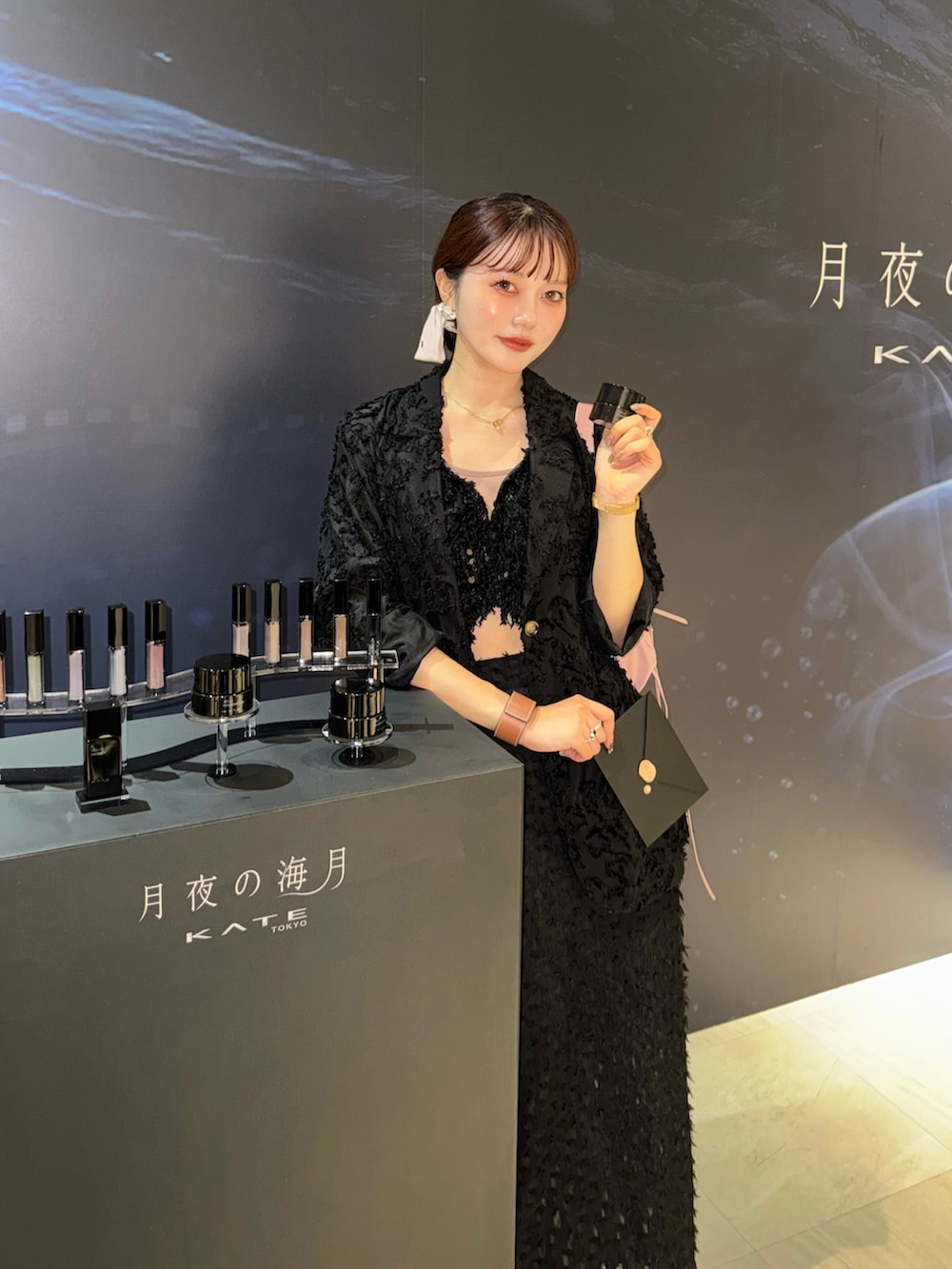 ブラック系のパンプス、その他のつなぎ/オールインワン、ブラック系のベストを着用したレディースの秋コーディネートの2枚目の写真