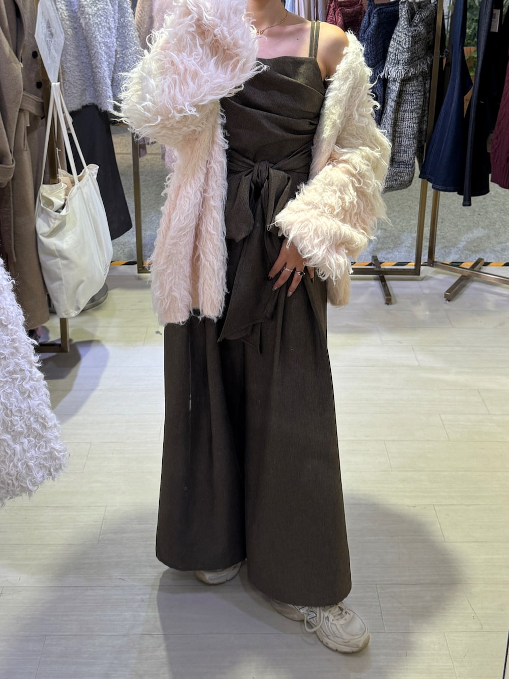 ベージュ系のスニーカーを着用したレディースの秋コーディネートの4枚目の写真