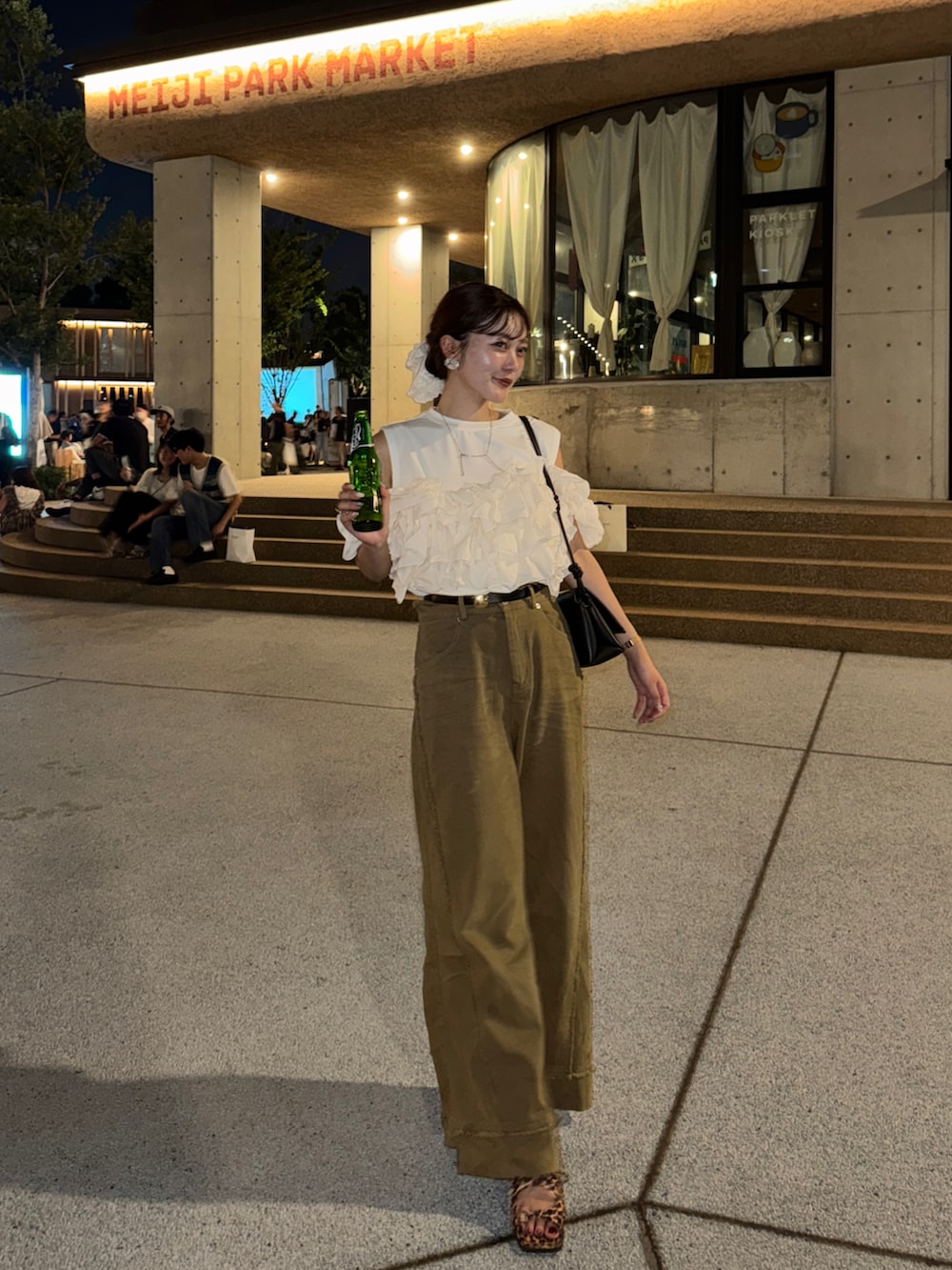 ホワイト系のTシャツ/カットソーを着用したレディースの夏コーディネートの5枚目の写真