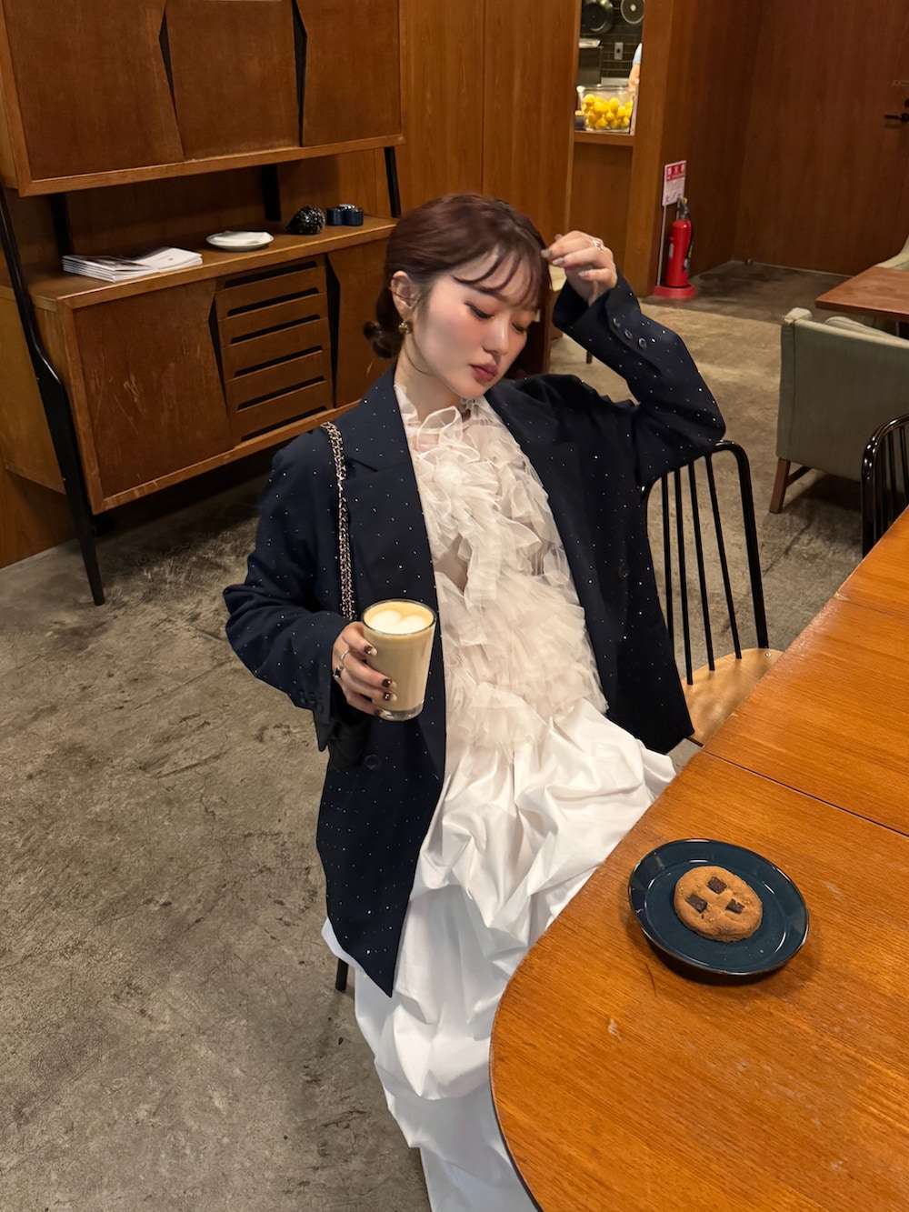 ブルー系のテーラードジャケット、ホワイト系のスカート、ホワイト系のシャツ/ブラウスを着用したレディースの秋コーディネートの4枚目の写真