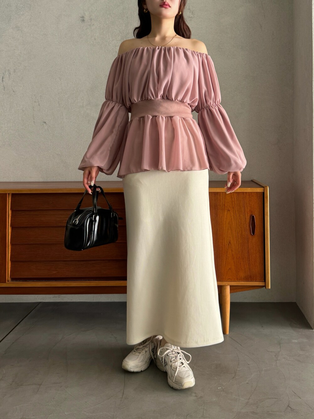 ベージュ系のスニーカー、パープル系のシャツ/ブラウスを着用したレディースの春コーディネートの3枚目の写真