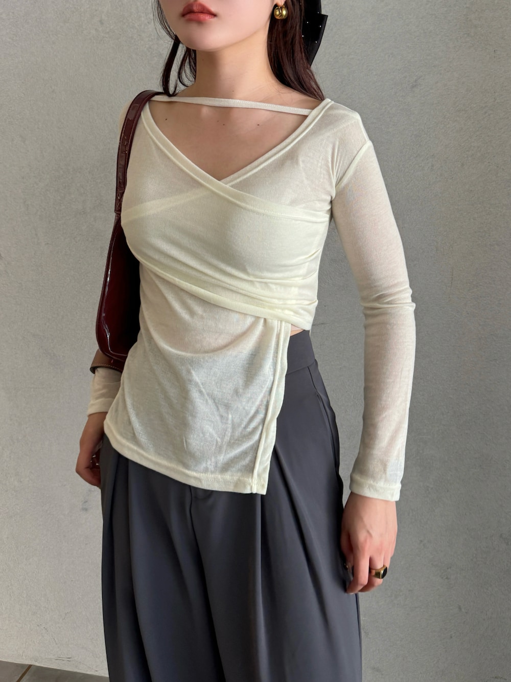 ホワイト系のTシャツ/カットソー、レッド系のハンドバッグを着用したレディースの春コーディネートの5枚目の写真