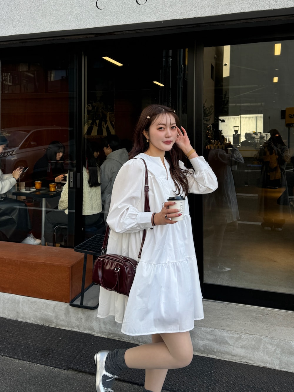 ホワイト系のワンピースを着用したレディースの冬コーディネートの3枚目の写真