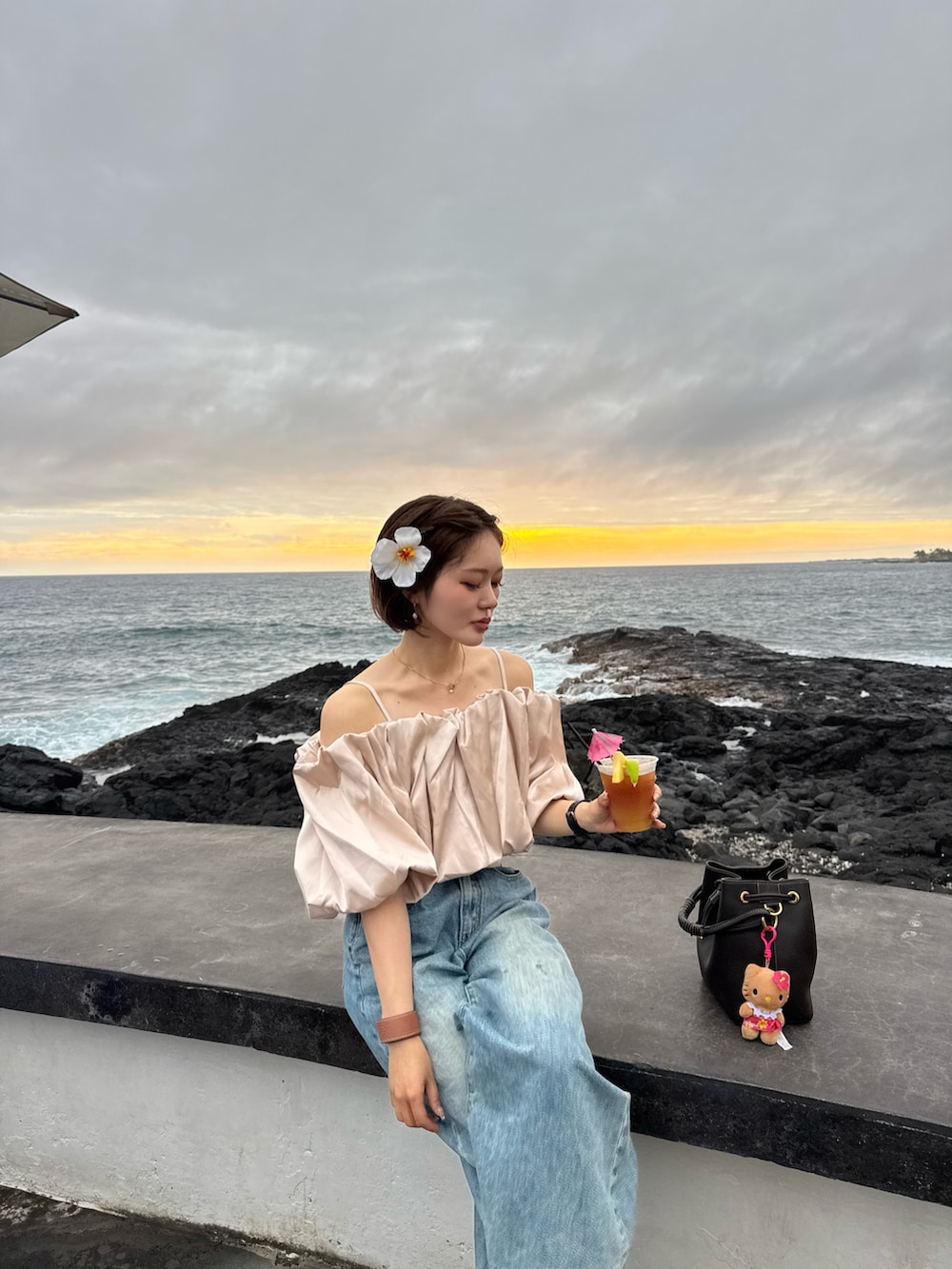 ピンク系のシャツ/ブラウスを着用したレディースの春コーディネートの3枚目の写真