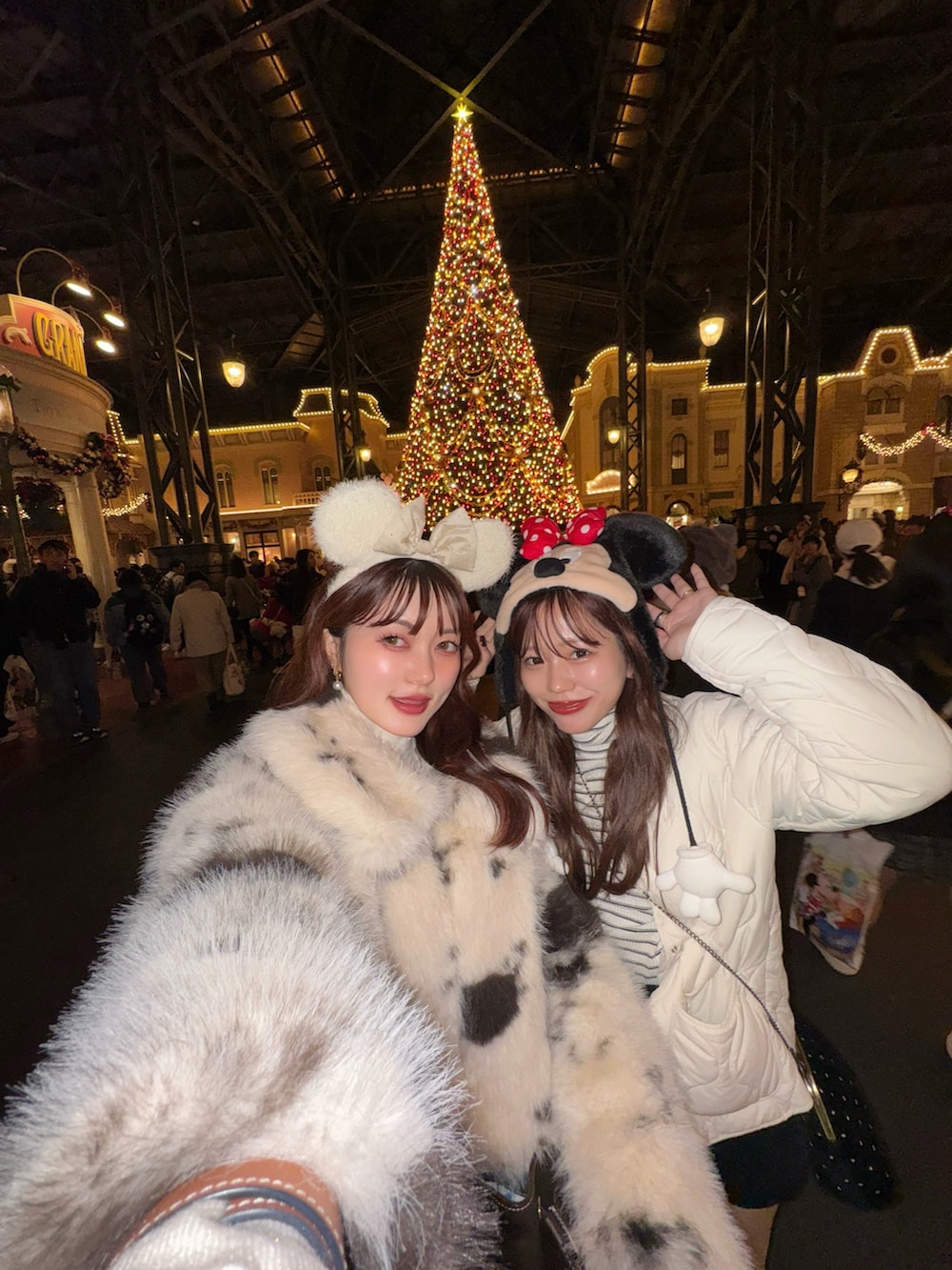 ブラウン系のブーツ、ベージュ系のその他アウター、ホワイト系のスカートを着用したレディースの冬コーディネートの2枚目の写真