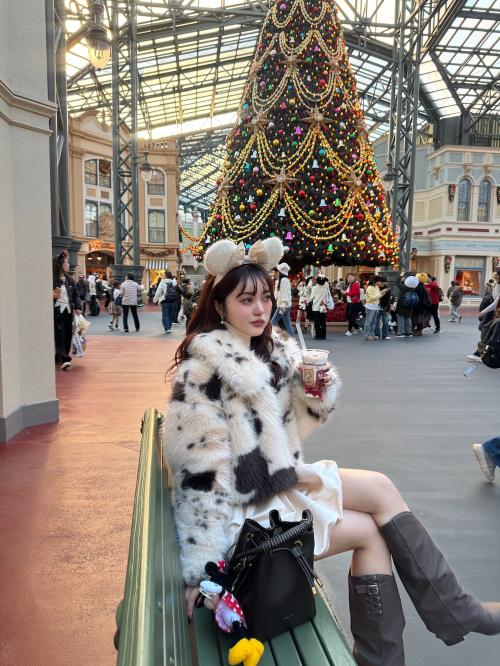 ホワイト系のスカート、ベージュ系のその他アウター、ブラウン系のブーツを着用したレディースの冬コーディネートの3枚目の写真