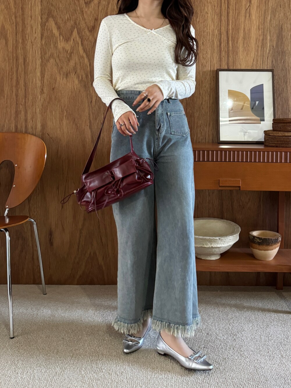 ブルー系のデニムパンツ、ホワイト系のTシャツ/カットソーを着用したレディースの春コーディネートの3枚目の写真