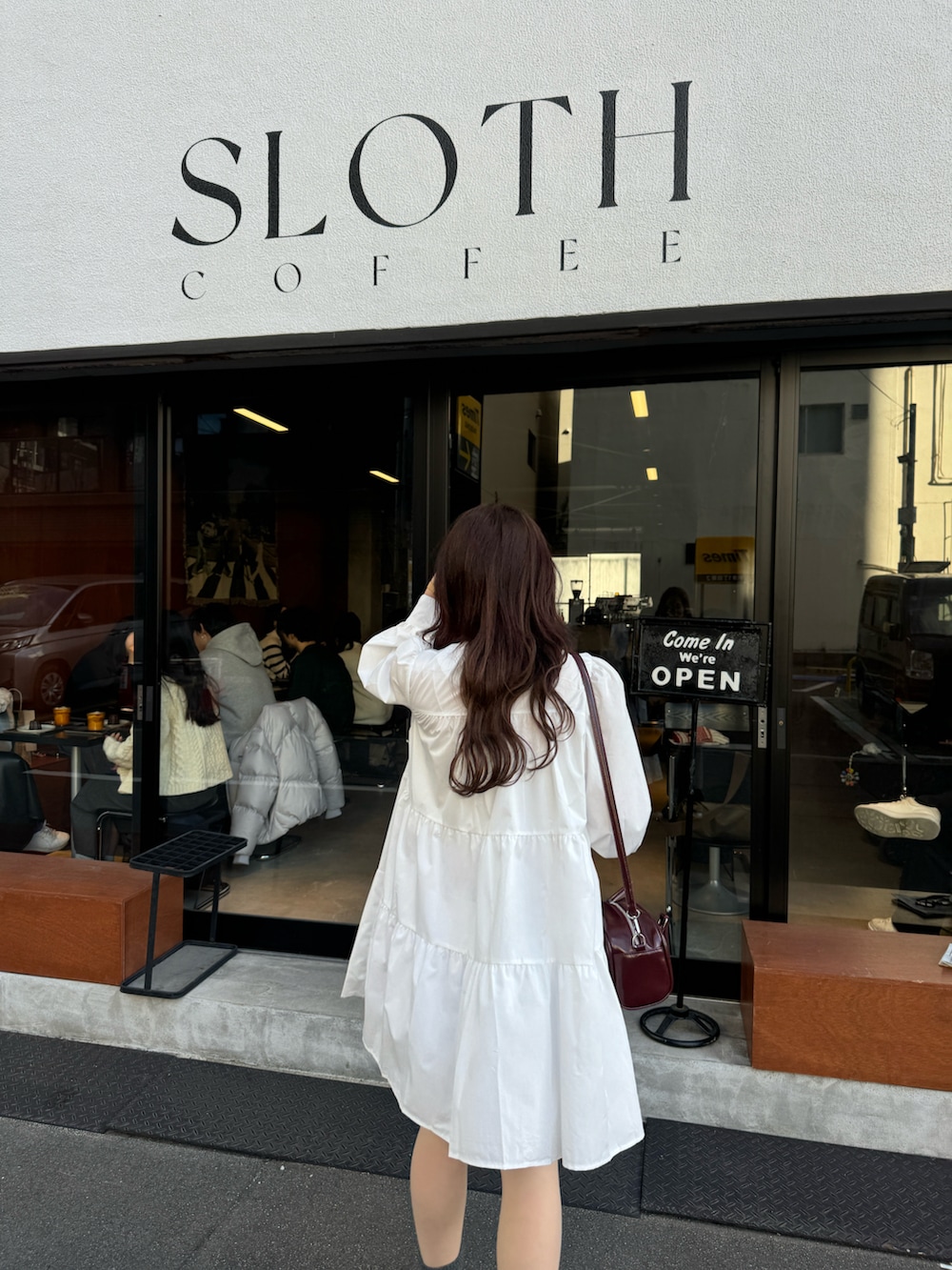 ホワイト系のワンピースを着用したレディースの冬コーディネートの5枚目の写真