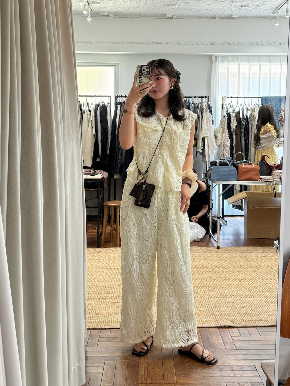 ホワイト系のその他パンツ、ホワイト系のベスト、ブラウン系のサンダルを着用したレディースの夏コーディネートの4枚目の写真