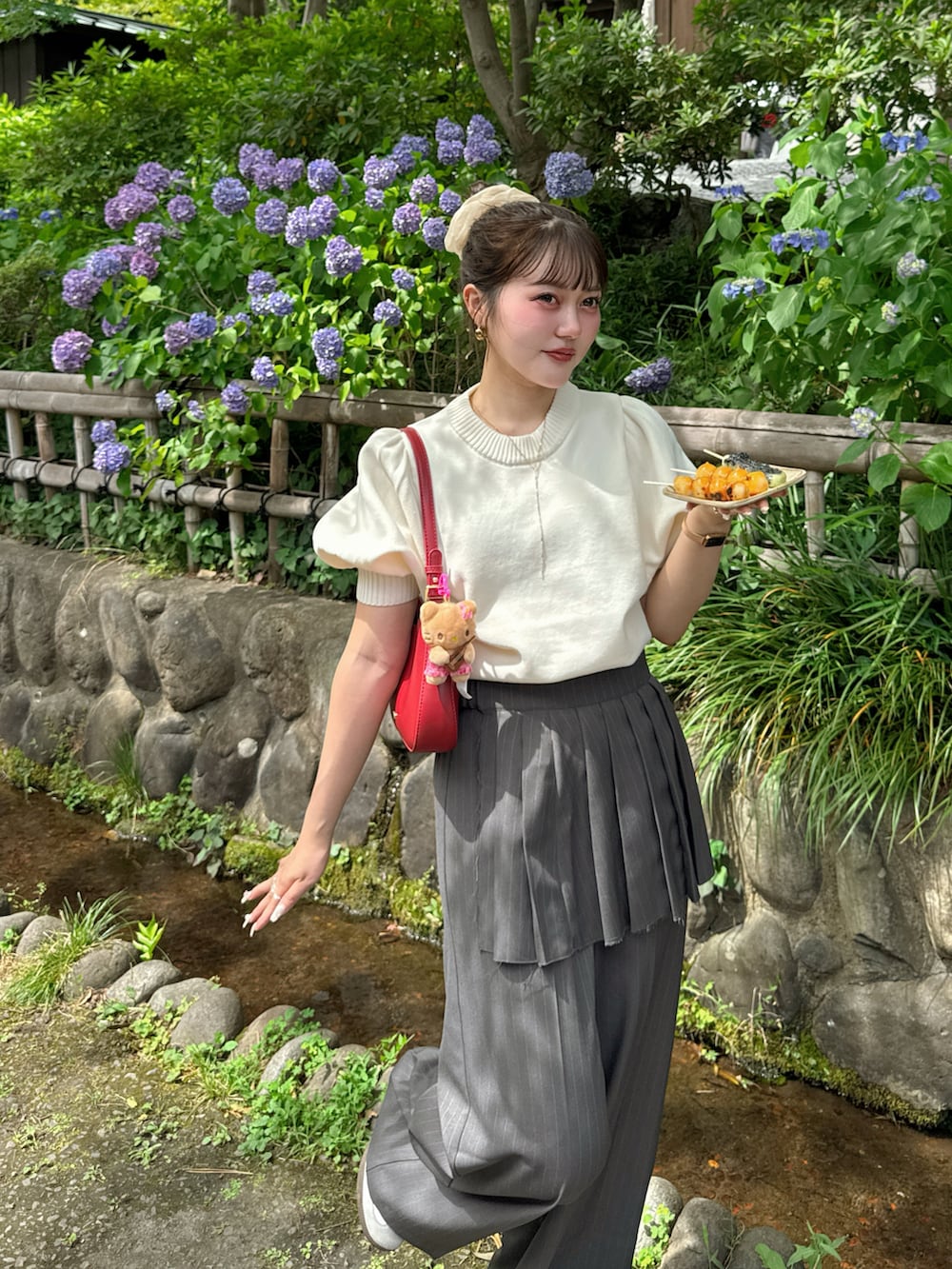 ホワイト系のスニーカー、グレー系のその他パンツ、ホワイト系のTシャツ/カットソーを着用したレディースの夏コーディネートの3枚目の写真