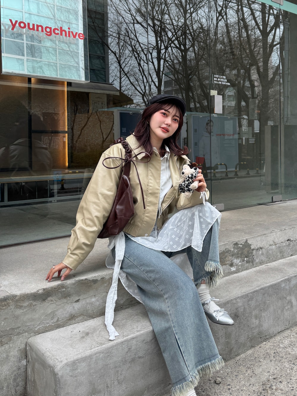 ホワイト系のシャツ/ブラウス、ホワイト系のスカート、ブルー系のデニムパンツを着用したレディースの春コーディネートの3枚目の写真