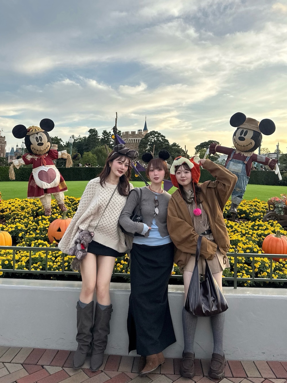 ピンク系のニット/セーター、ブラウン系のブーツ、ブラック系のスカートを着用したレディースの秋コーディネートの3枚目の写真