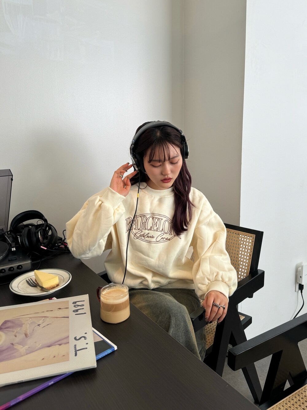 ベージュ系のスウェットを着用したレディースの秋コーディネートの2枚目の写真