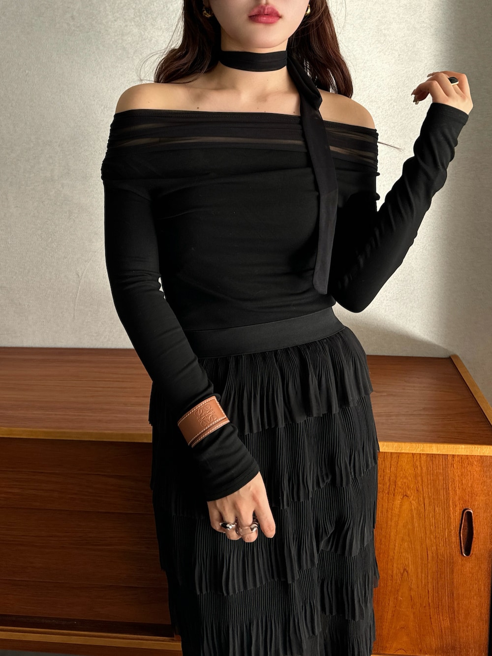 ブラック系のTシャツ/カットソー、ベージュ系のスニーカー、レッド系のショルダーバッグを着用したレディースの春コーディネートの4枚目の写真