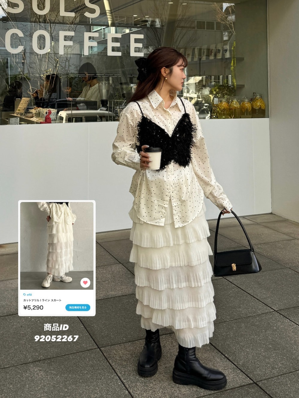 ブラック系のハンドバッグ、ホワイト系のTシャツ/カットソーを着用したレディースの春コーディネートの5枚目の写真