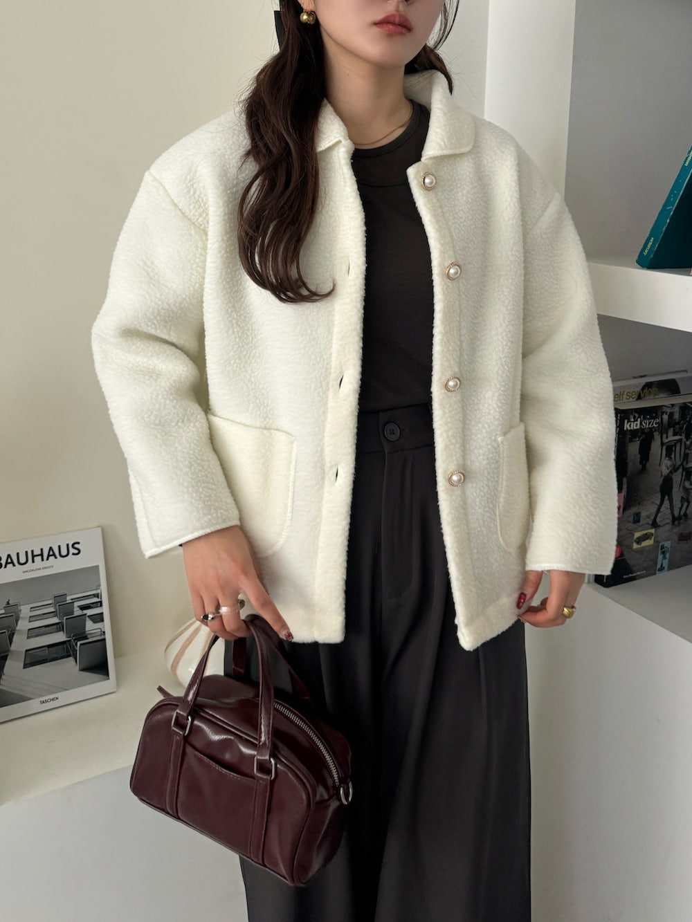 ホワイト系のブルゾンを着用したレディースの冬コーディネートの5枚目の写真