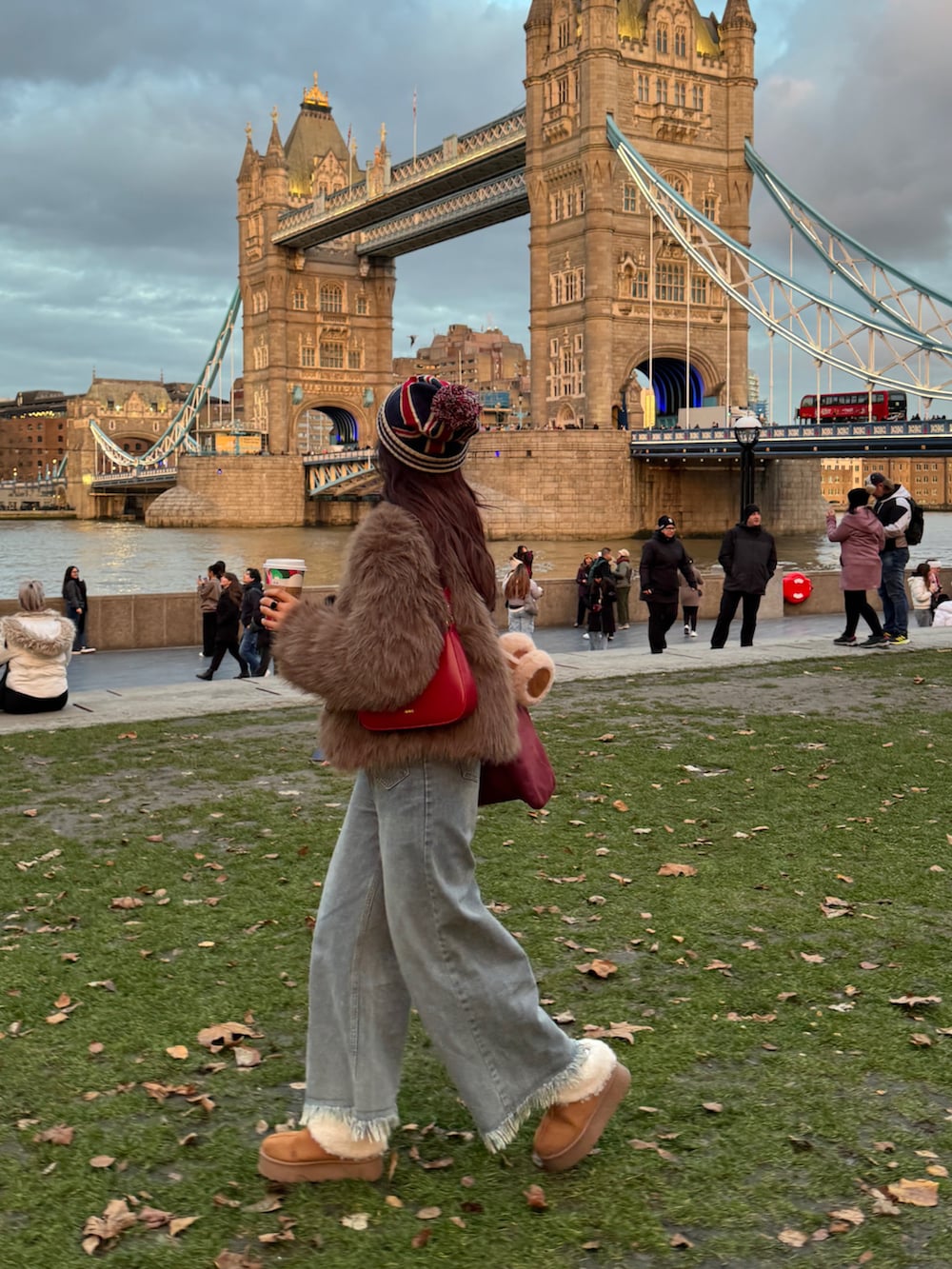 グレー系のカーディガン/ボレロ、ブルー系のデニムパンツ、イエロー系のブーツを着用したレディースの冬コーディネートの3枚目の写真