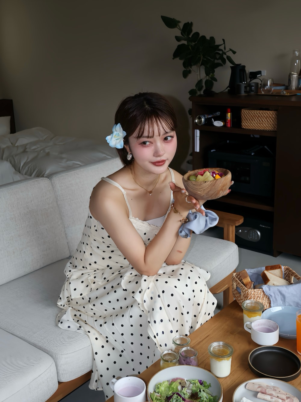 ブラウン系のサンダルを着用したレディースの夏コーディネートの5枚目の写真
