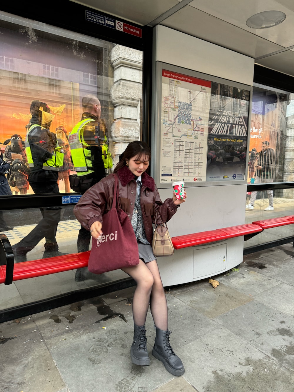 レッド系のその他アウター、グレー系のスカート、グレー系のベストを着用したレディースの冬コーディネートの5枚目の写真