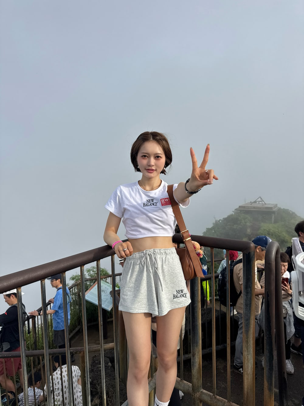ベージュ系のスニーカー、ホワイト系のTシャツ/カットソー、グレー系のスウェットパンツを着用したレディースの春コーディネートの2枚目の写真