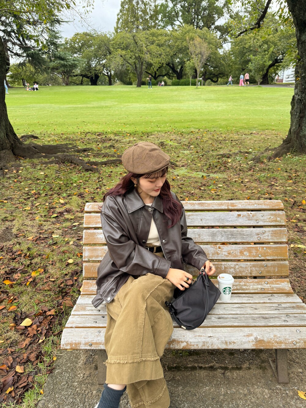 ブラウン系のブルゾン、ベージュ系のニット/セーターを着用したレディースの秋コーディネートの4枚目の写真