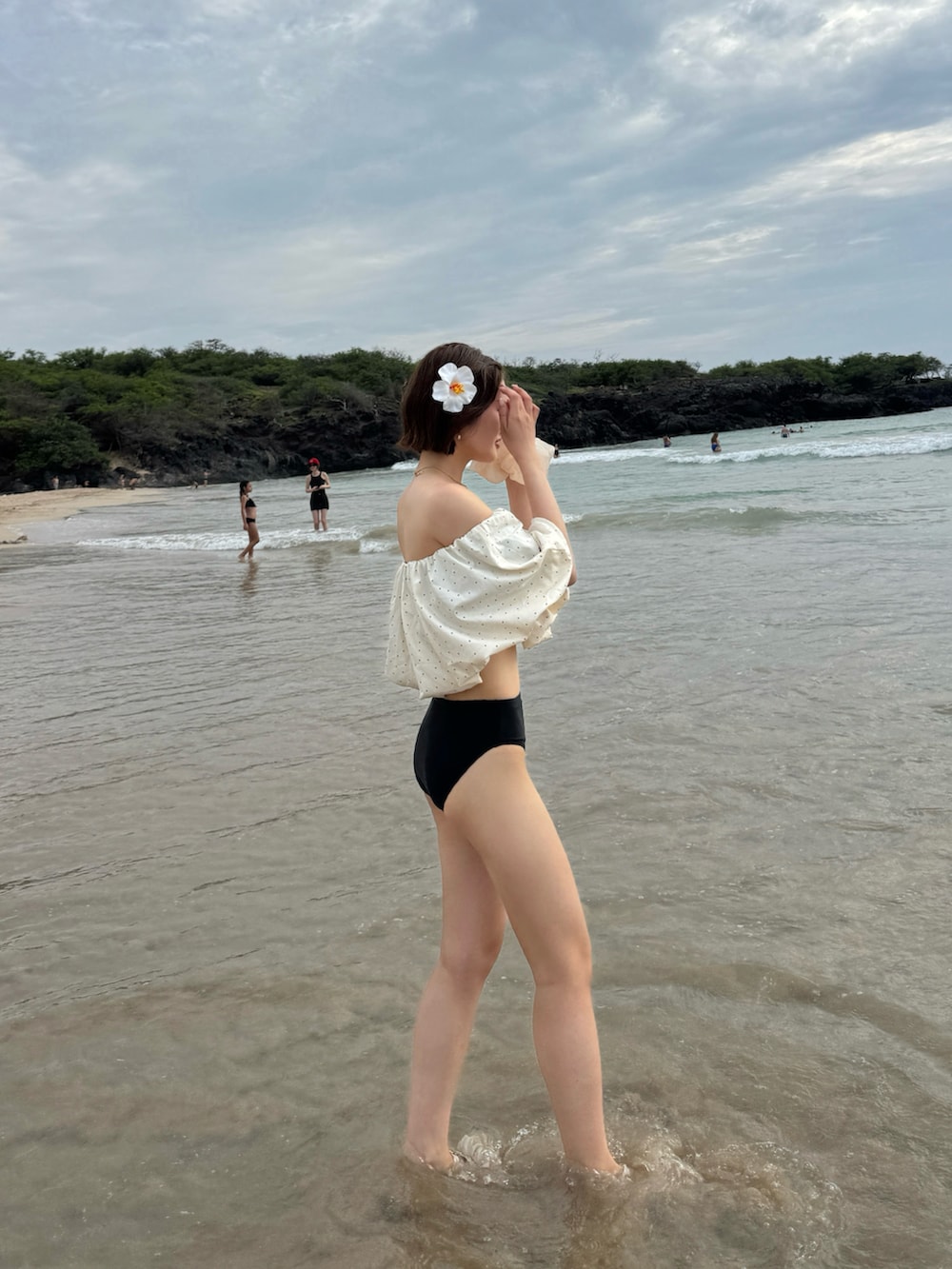 ホワイト系の水着を着用したレディースの春コーディネートの3枚目の写真
