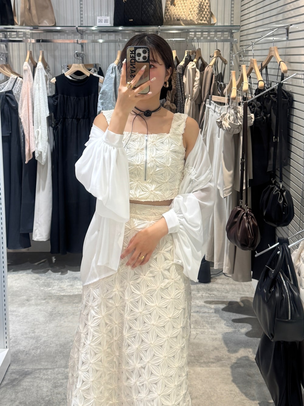 ホワイト系のシャツ/ブラウス、ホワイト系のワンピース、ブラック系のサンダルを着用したレディースの夏コーディネートの4枚目の写真