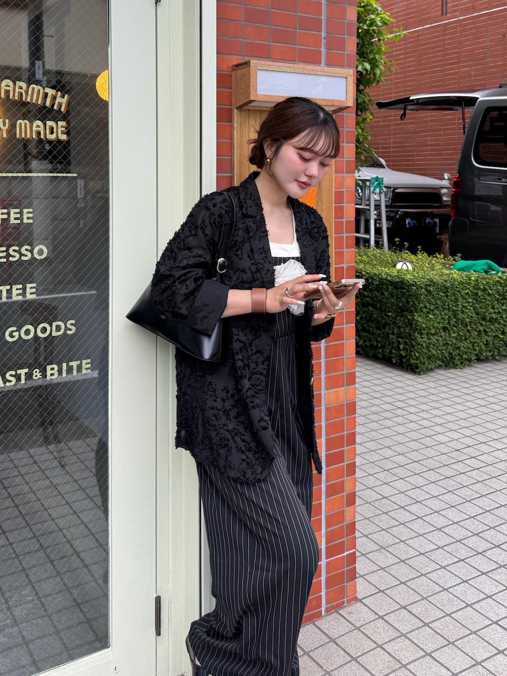 ブラック系のテーラードジャケット、その他のつなぎ/オールインワン、ブラック系のパンプスを着用したレディースの夏コーディネートの4枚目の写真