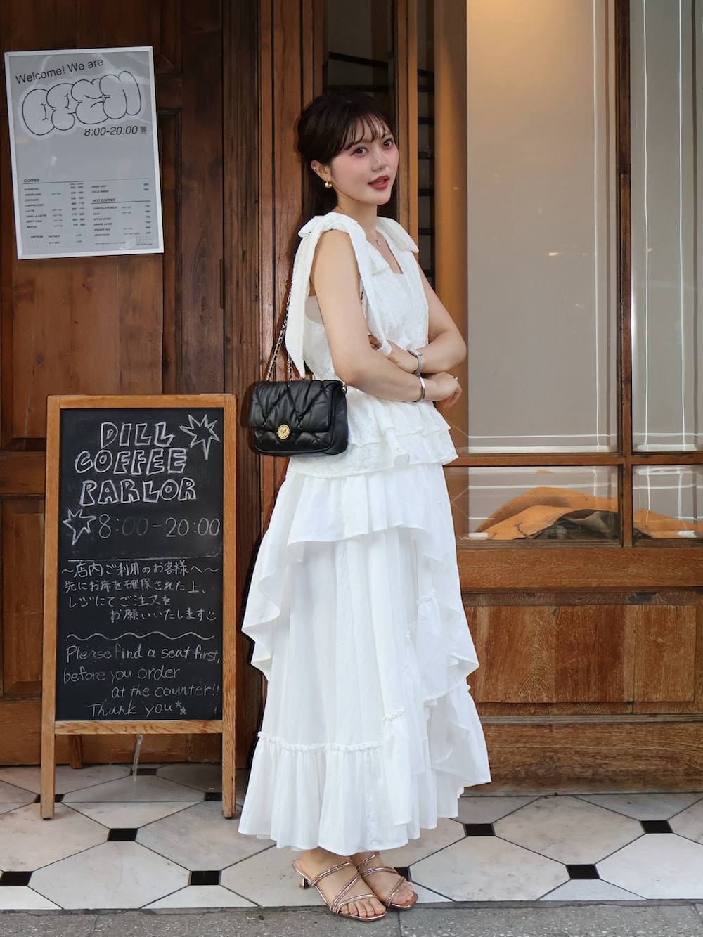 ホワイト系のスカート、ホワイト系のシャツ/ブラウス、ゴールド系のサンダルを着用したレディースの夏コーディネートの3枚目の写真