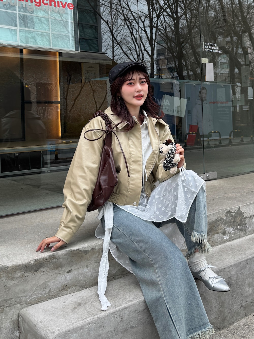 ホワイト系のシャツ/ブラウス、ホワイト系のスカート、ブルー系のデニムパンツを着用したレディースの春コーディネートの4枚目の写真