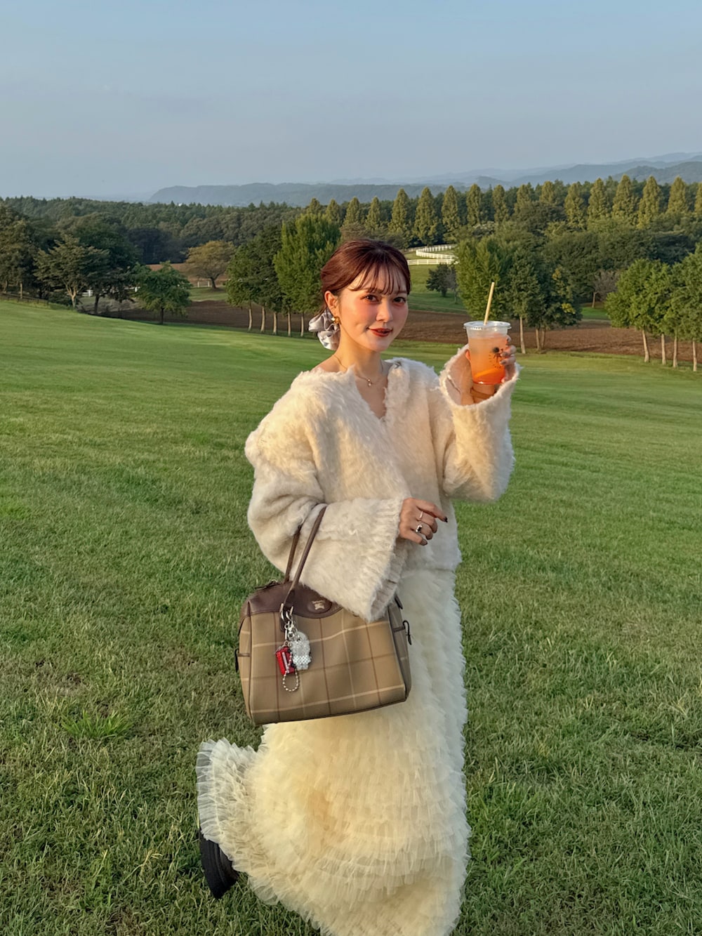 ホワイト系のドレス、ホワイト系のニット/セーターを着用したレディースの秋コーディネートの4枚目の写真