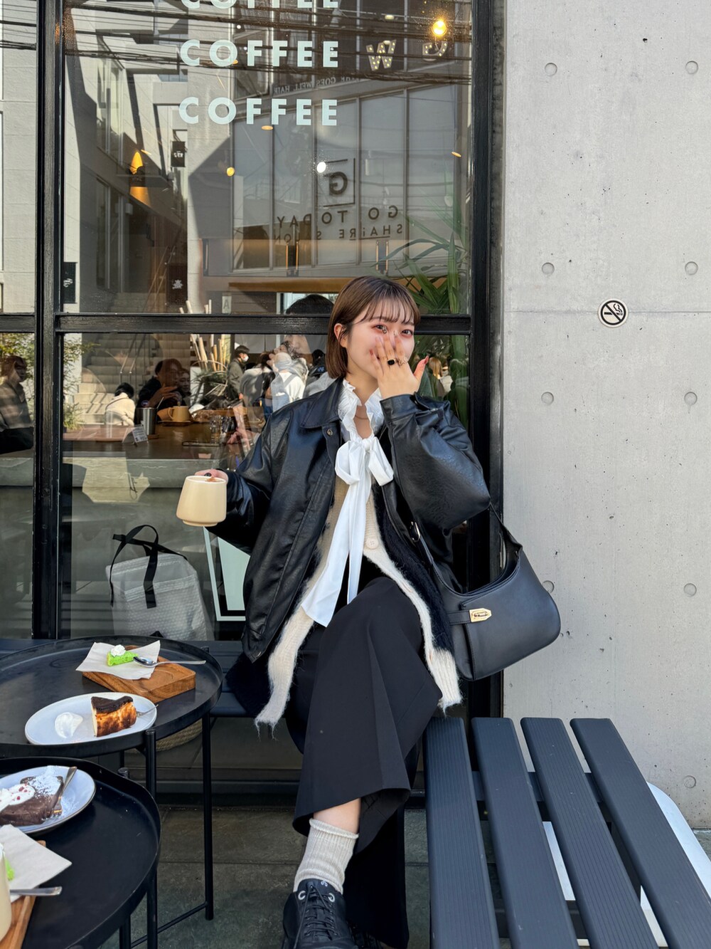 ホワイト系のシャツ/ブラウスを着用したレディースの冬コーディネートの3枚目の写真