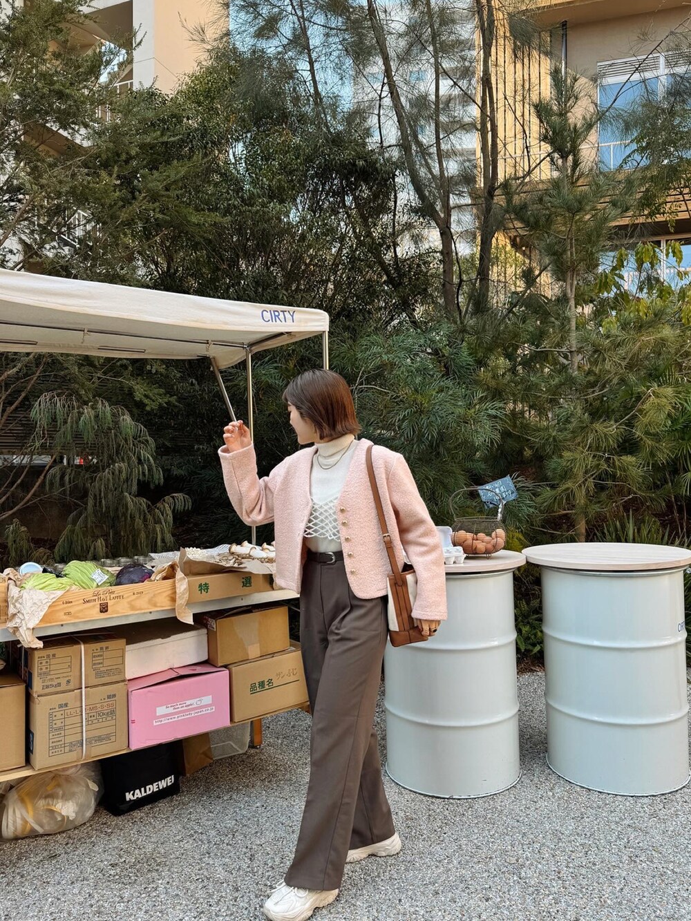 ホワイト系のその他トップスを着用したレディースの冬コーディネートの5枚目の写真