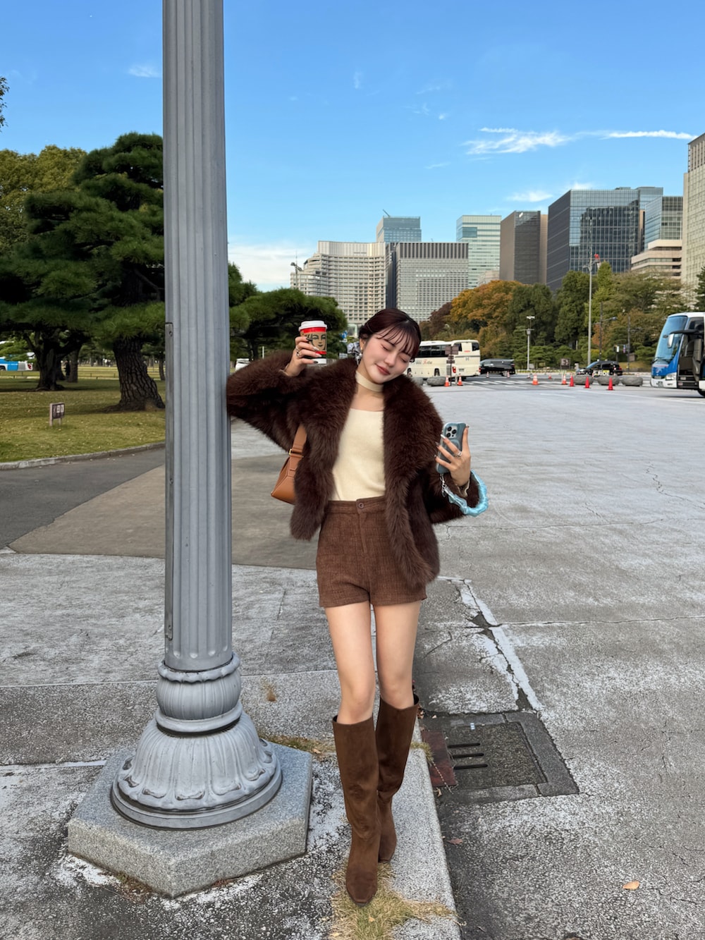 ブラウン系のその他アウター、ブラウン系のブーツ、ブラウン系のショルダーバッグを着用したレディースの秋コーディネートの4枚目の写真