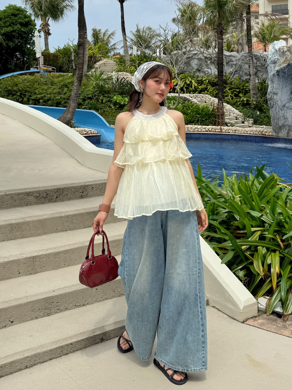 ホワイト系の水着を着用したレディースの夏コーディネートの4枚目の写真