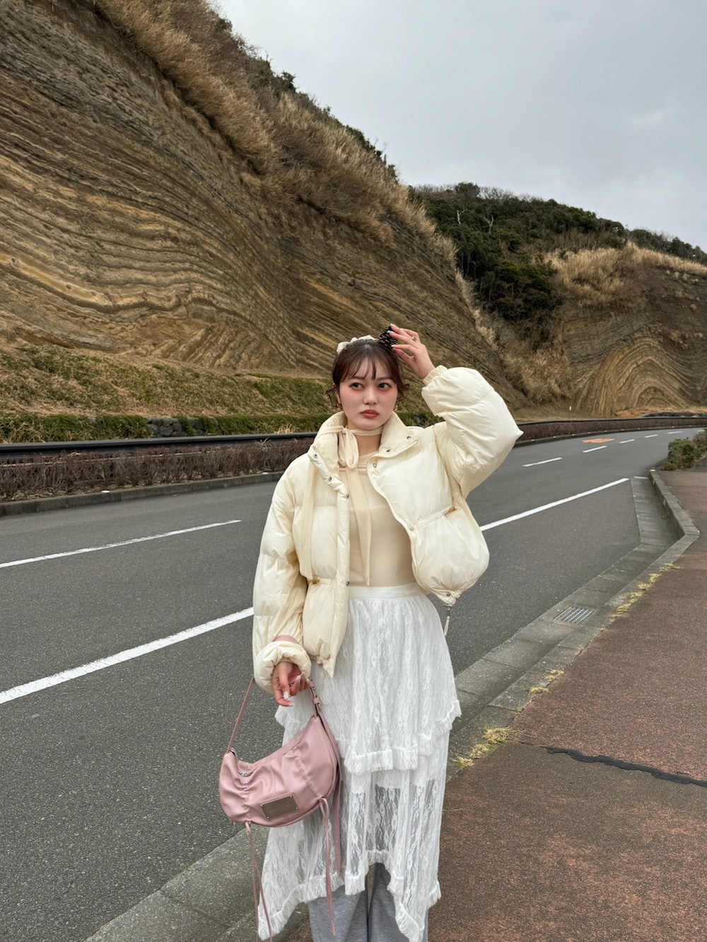 ホワイト系のスカート、ベージュ系のスニーカーを着用したレディースの冬コーディネートの4枚目の写真