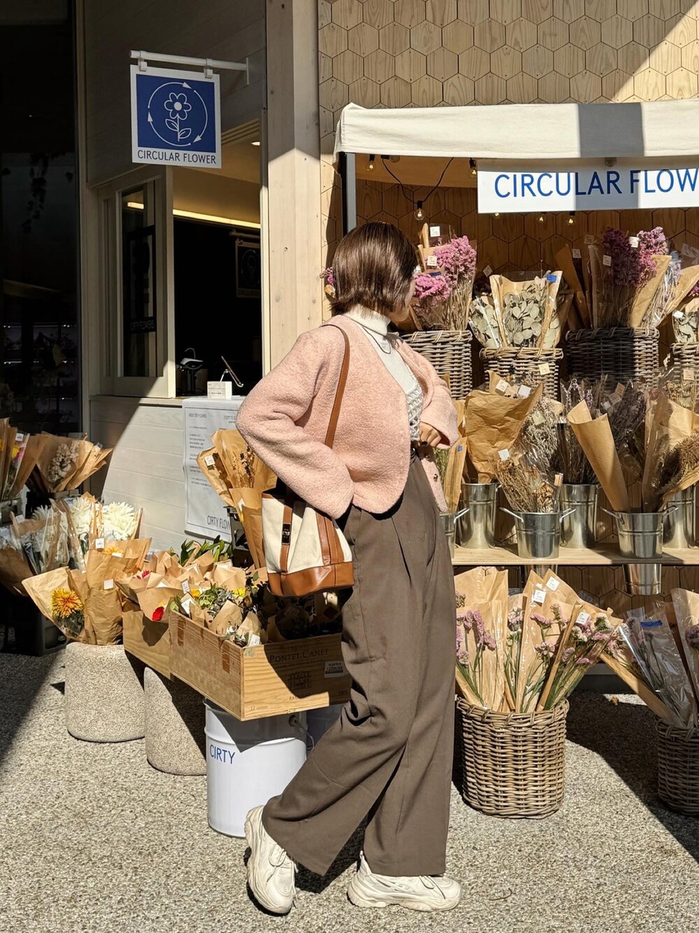 ホワイト系のその他トップスを着用したレディースの冬コーディネートの2枚目の写真