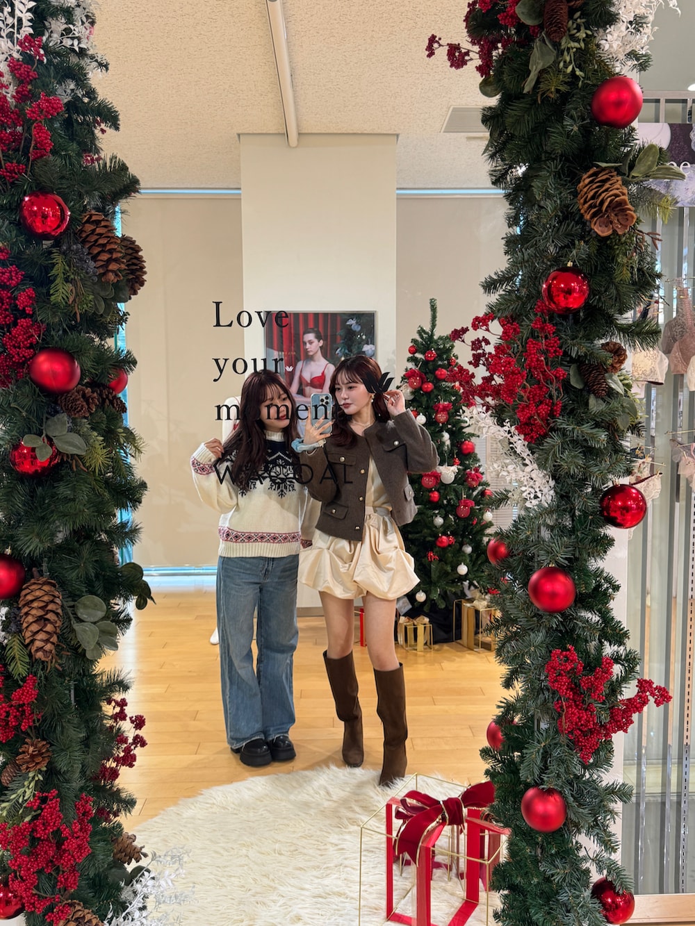 ブラウン系のノーカラージャケット、ホワイト系のスカート、ブラウン系のブーツを着用したレディースの冬コーディネートの4枚目の写真