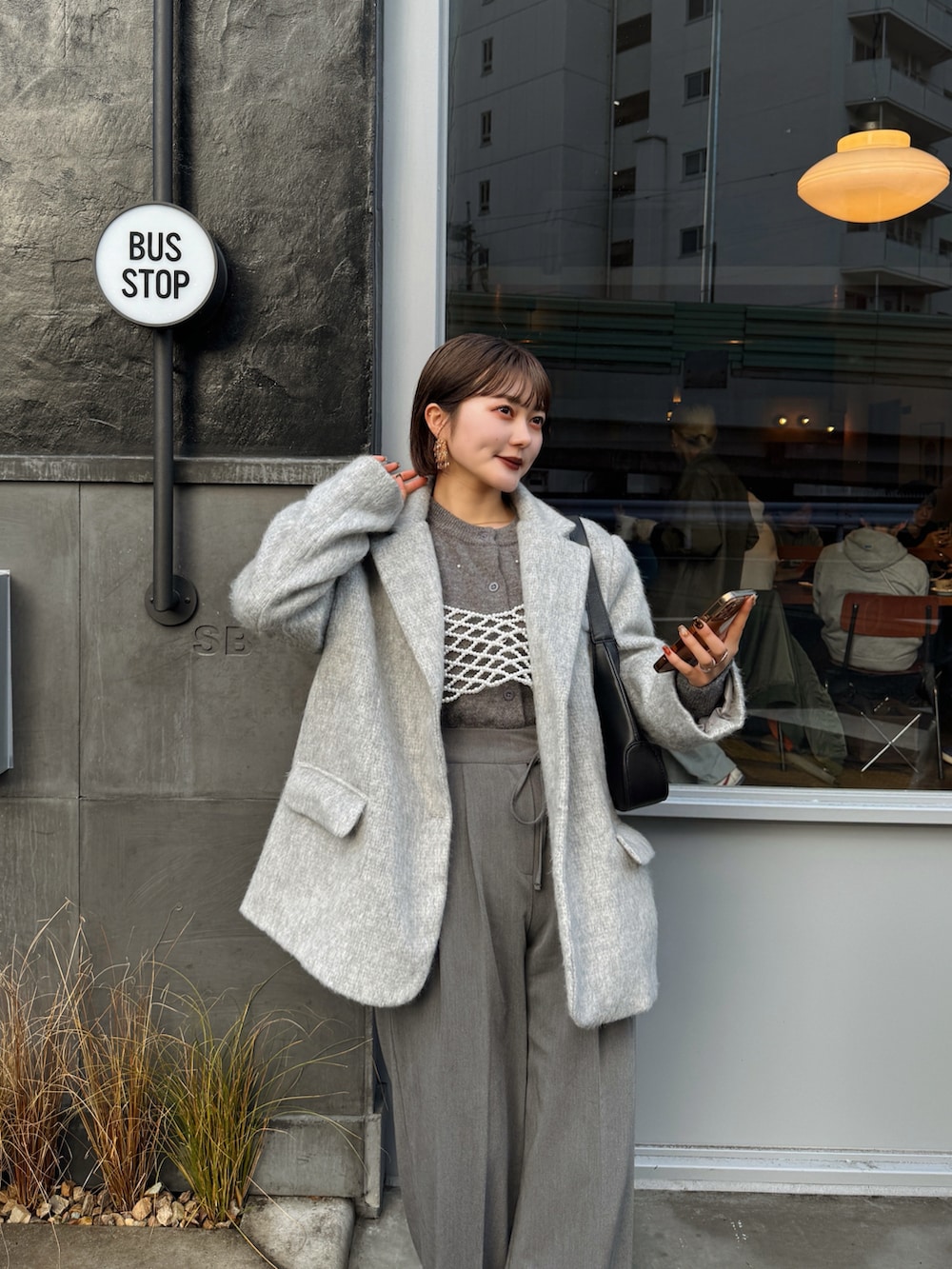 ホワイト系のその他トップスを着用したレディースの冬コーディネートの2枚目の写真