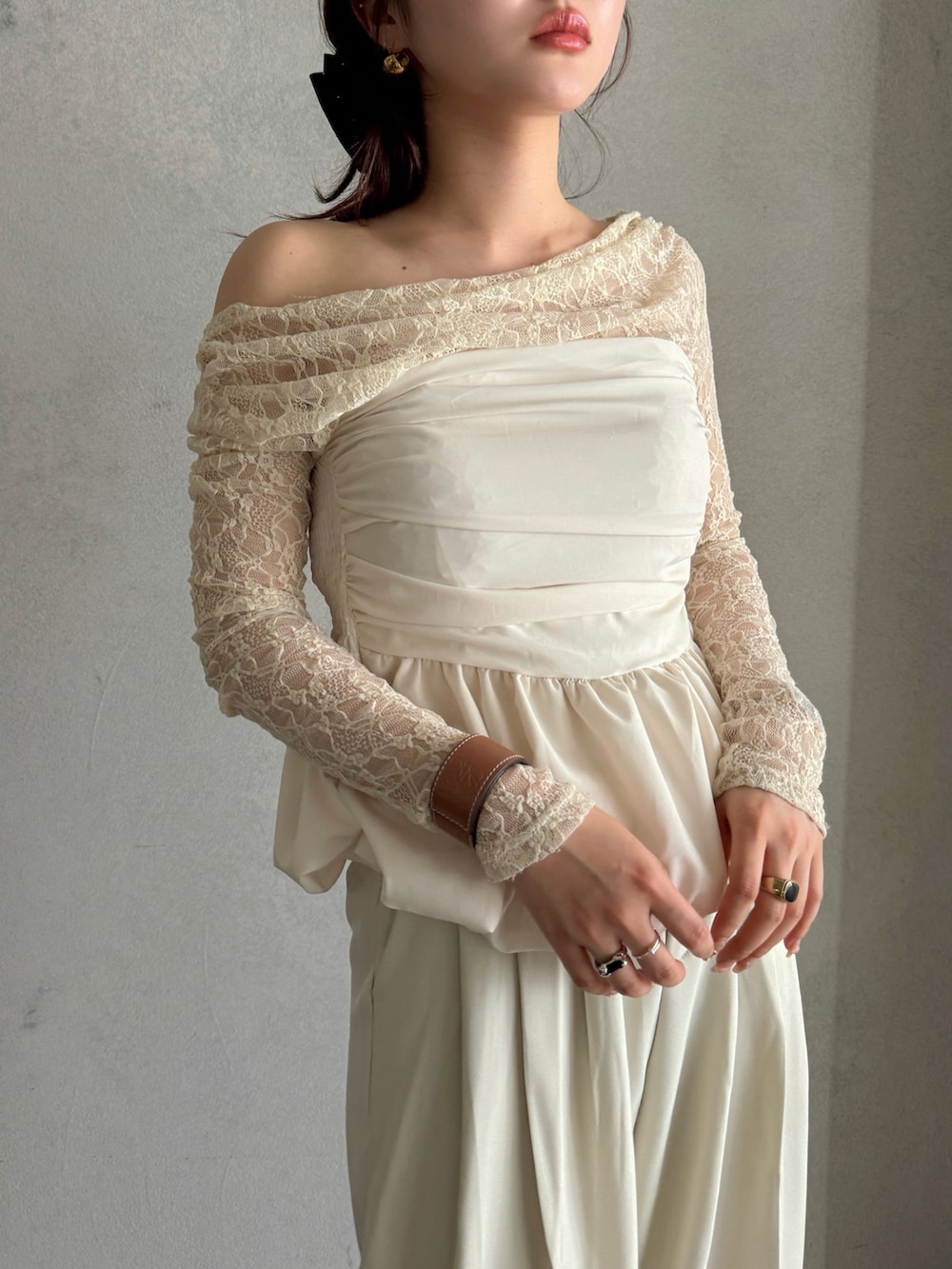 レッド系のハンドバッグ、ホワイト系のスラックス、ホワイト系のシャツ/ブラウスを着用したレディースの春コーディネートの5枚目の写真