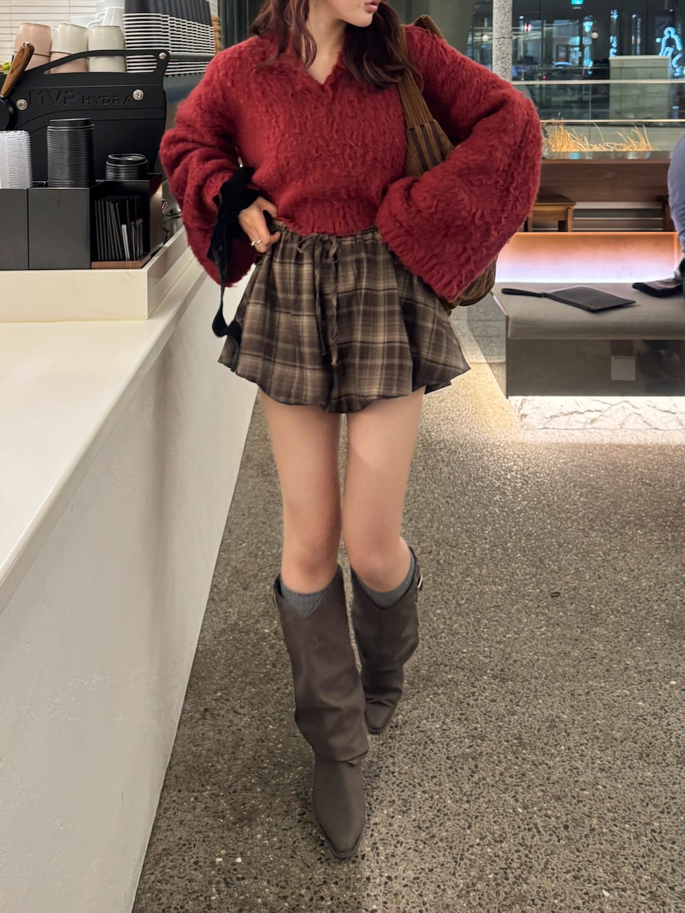 ブラウン系のその他パンツ、ブラウン系のブーツを着用したレディースの秋コーディネートの3枚目の写真