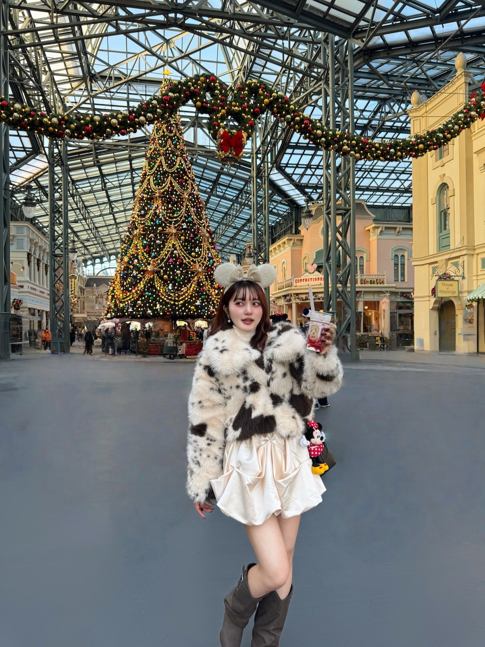 ホワイト系のスカート、ベージュ系のその他アウター、ブラウン系のブーツを着用したレディースの冬コーディネートの4枚目の写真